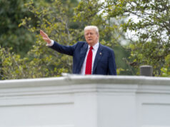 Trump é processado por arruinar a Casa Branca Detritos são vistos em uma parte praticamente demolida da Ala Leste da Casa Branca, quinta-feira, 23 de outubro de 2025, em Washington, antes da construção de um novo salão de baile. (Foto AP/Jacquelyn Martin)