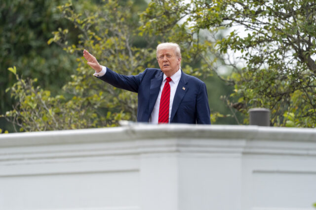 Trump é processado por arruinar a Casa Branca Detritos são vistos em uma parte praticamente demolida da Ala Leste da Casa Branca, quinta-feira, 23 de outubro de 2025, em Washington, antes da construção de um novo salão de baile. (Foto AP/Jacquelyn Martin)