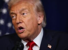 Trump emite primeiro veto ao segundo mandato e bloqueia oleoduto do Colorado Colorado governor Jared Polis during a campaign rally at Reelworks in Denver, Colorado, on March 12, 2024. (Photo by JASON CONNOLLY/AFP via Getty Images)