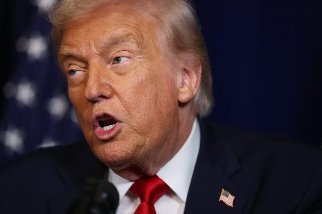 Trump emite primeiro veto ao segundo mandato e bloqueia oleoduto Colorado governor Jared Polis during a campaign rally at Reelworks in Denver, Colorado, on March 12, 2024. (Photo by JASON CONNOLLY/AFP via Getty Images)