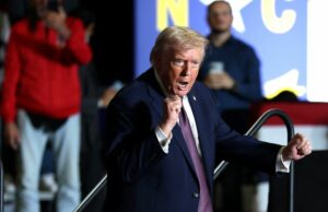 Trump fala sobre neuroses, seleção de cadeiras e gaveta de roupas íntimas de sua esposa no último discurso sobre acessibilidade Yahoo news home