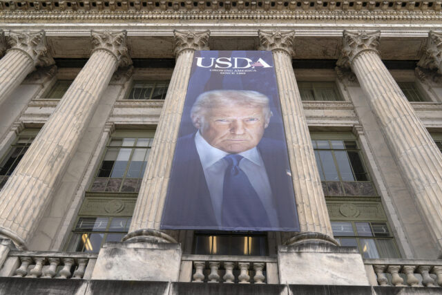 Trump não para de espalhar a cara por todo lado AméricaTheBeautifulPass_t1170.jpg