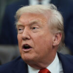 A secretária de imprensa da Casa Branca, Karoline Leavitt, fala com repórteres na Sala de Briefing de Imprensa James Brady na Casa Branca, quarta-feira, 1º de outubro de 2025, em Washington. (Foto AP/Alex Brandon)