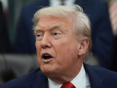 Trump não quer ser ofuscado por intérpretes de linguagem de sinais A secretária de imprensa da Casa Branca, Karoline Leavitt, fala com repórteres na Sala de Briefing de Imprensa James Brady na Casa Branca, quarta-feira, 1º de outubro de 2025, em Washington. (Foto AP/Alex Brandon)