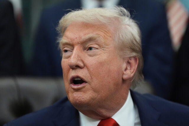 Trump não quer ser ofuscado por intérpretes de linguagem de A secretária de imprensa da Casa Branca, Karoline Leavitt, fala com repórteres na Sala de Briefing de Imprensa James Brady na Casa Branca, quarta-feira, 1º de outubro de 2025, em Washington. (Foto AP/Alex Brandon)