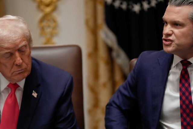 O presidente Donald Trump não está mais reagindo quando pessoas internas reclamam que o secretário de Defesa Pete Hegseth não está preparado para o cargo, de acordo com um novo relatório. (Copyright 2025 The Associated Press. Todos os direitos reservados.)