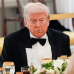 ARQUIVO - O ex-presidente hondurenho Juan Orlando Hernandez, segundo a partir da direita, é levado algemado para uma aeronave que o aguarda enquanto é extraditado para os Estados Unidos, em uma base da Força Aérea em Tegucigalpa, Honduras, 21 de abril de 2022. (AP Photo/Elmer Martinez, Arquivo)