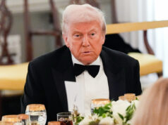 Trump nos lembra que as leis são para os pequenos ARQUIVO - O ex-presidente hondurenho Juan Orlando Hernandez, segundo a partir da direita, é levado algemado para uma aeronave que o aguarda enquanto é extraditado para os Estados Unidos, em uma base da Força Aérea em Tegucigalpa, Honduras, 21 de abril de 2022. (AP Photo/Elmer Martinez, Arquivo)