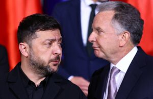 Trump oferece garantia de segurança ‘padrão platina’ para a Ucrânia na tentativa de acabar com a guerra O presidente ucraniano Volodymyr Zelensky e o enviado especial dos EUA Steve Witkoff em Berlim.