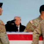 Trump participa de transferência digna de soldados americanos e intérprete é morto na Síria