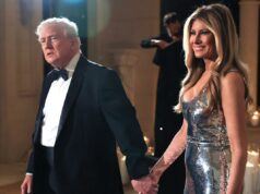 Trump pede ‘paz na Terra’ na brilhante festa de Ano Novo em Mar-a-Lago Donald e Melania Trump caminham juntos de mãos dadas.
