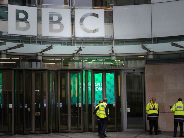 Trump processa BBC em US$ 10 bilhões pelo discurso editado Manifestantes se reúnem com cartazes de Trump antes dos degraus do Capitólio dos EUA. Fumaça ou gás lacrimogêneo podem ser vistos subindo da multidão.