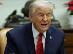 Trump processa a BBC em US $ 5 bilhões por ‘falso, enganoso e difamatório’, 6 de janeiro. Edição do documento O presidente dos EUA, Donald Trump, visita um repórter durante uma reunião de gabinete com membros de sua administração na Sala do Gabinete da Casa Branca em 26 de agosto de 2025 em Washington, DC.