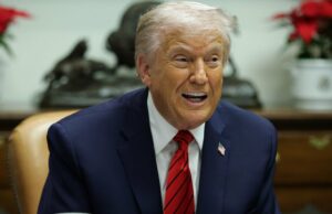 Trump processa a BBC em US $ 5 bilhões por ‘falso, enganoso e difamatório’, 6 de janeiro. Edição do documento O presidente dos EUA, Donald Trump, visita um repórter durante uma reunião de gabinete com membros de sua administração na Sala do Gabinete da Casa Branca em 26 de agosto de 2025 em Washington, DC.