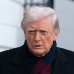 O presidente Donald Trump fala com repórteres no sábado fora da Casa Branca.