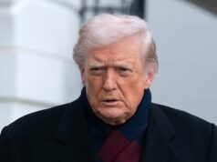 Trump promete retaliação após três americanos serem mortos em emboscada na Síria O presidente Donald Trump fala com repórteres no sábado fora da Casa Branca.