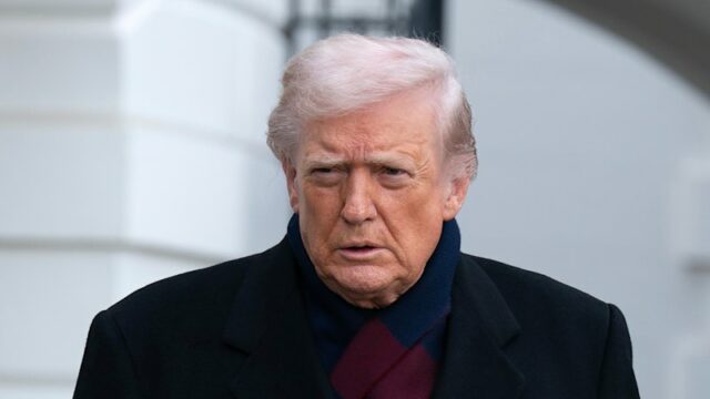 Trump promete retaliação após três americanos serem mortos em emboscada O presidente Donald Trump fala com repórteres no sábado fora da Casa Branca.