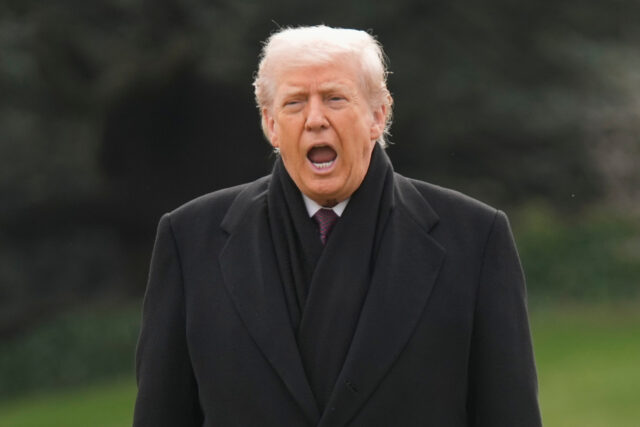 Trump provavelmente irritará os amigos do MAGA com novo pedido Trabalhadores cambojanos e outros imigrantes cortam flores de cannabis nas Loving Kindness Farms em Gardena, Califórnia, quinta-feira, 4 de abril de 2019. O Senado da Califórnia decidiu na quinta-feira preencher uma lacuna de licenciamento para os produtores estaduais de maconha, o mais recente problema a atormentar o instável mercado legal. (Foto AP/Richard Vogel)