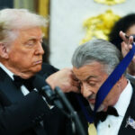 Trump reconhece homenageados do Kennedy Center em evento de entrega de medalhas: 'Alguns dos maiores de todos os tempos'