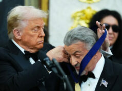 Trump reconhece homenageados do Kennedy Center em evento de entrega de medalhas: ‘Alguns dos maiores de todos os tempos’ Trump reconhece homenageados do Kennedy Center em evento de entrega de medalhas: 'Alguns dos maiores de todos os tempos'