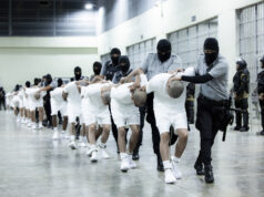 Trump usa atentados em ‘barcos de drogas’ para justificar deportações ilegais Pessoas seguram cartazes de parentes migrantes, que dizem terem sido detidos nos EUA, durante uma manifestação organizada pelo governo em Caracas, Venezuela, quarta-feira, 2 de abril de 2025, protestando contra a deportação de supostos membros da gangue Tren de Aragua que foram transferidos para uma prisão em El Salvador. (Foto AP/Ariana Cubillos)