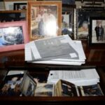 Donald Trump com Jeffrey Epstein e uma mulher não identificada em imagem divulgada anteriormente.