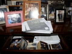 Trump ‘não teve nada a ver com’ remoção de foto do arquivo de Epstein, diz advogado Donald Trump com Jeffrey Epstein e uma mulher não identificada em imagem divulgada anteriormente.