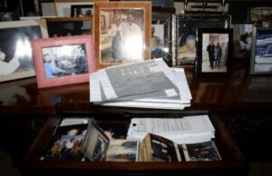 Trump ‘não teve nada a ver com’ remoção de foto do arquivo de Epstein, diz advogado Donald Trump com Jeffrey Epstein e uma mulher não identificada em imagem divulgada anteriormente.