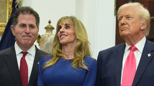 Michael Dell com sua esposa Susan e o presidente dos EUA, Donald Trump, na cerimônia na Casa Branca.