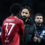 Kobbie Mainoo jogando contra o Wolves