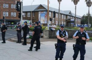 Tudo o que sabemos sobre o tiroteio em Bondi Beach A polícia e transeuntes carregam uma vítima ferida do tiroteio em massa de Bondi.