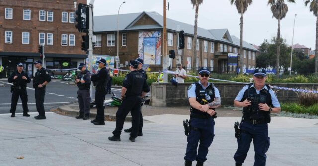 Tudo o que sabemos sobre o tiroteio em Bondi Beach A polícia e transeuntes carregam uma vítima ferida do tiroteio em massa de Bondi.