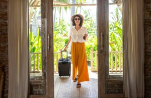 Turistas reservam hotel em Bali por ‘estética’ – então a realidade chega ao banheiro Woman rolling a suitcase into a hotel room.