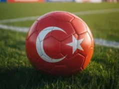 Turquia ordena prisão de jogadores de futebol de primeira linha e autoridades em investigação de jogos de azar A bola exibe com destaque a bandeira turca. Turquia ordena prisão de jogadores de futebol de primeira linha e autoridades em investigação de jogos de azar