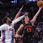 Tyler Kolek vai para a bandeja durante a derrota dos Knicks para o 76ers em 19 de dezembro de 2025. Ele marcou apenas dois pontos na derrota.