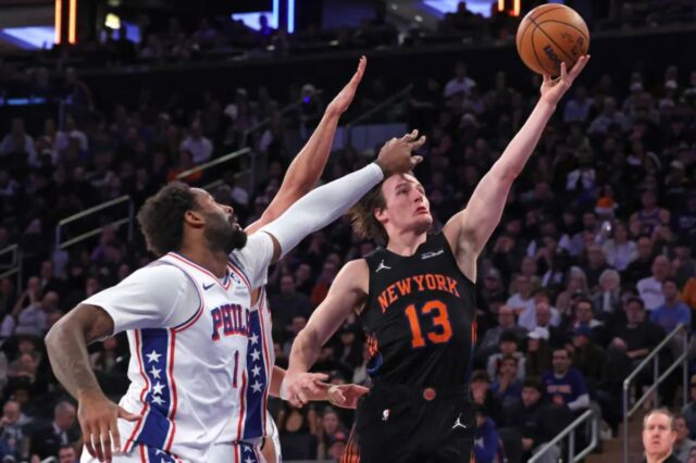 Tyler Kolek vai para a bandeja durante a derrota dos Knicks para o 76ers em 19 de dezembro de 2025. Ele marcou apenas dois pontos na derrota.