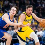 O guarda do Indiana Pacers, TJ McConnell, dribla a bola enquanto o guarda do New York Knicks, Tyler Kolek, defende.