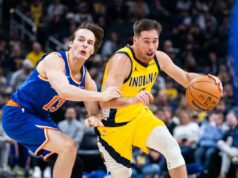 Tyler Kolek continua defendendo mais minutos dos Knicks enquanto aceita o desafio de Mike Brown O guarda do Indiana Pacers, TJ McConnell, dribla a bola enquanto o guarda do New York Knicks, Tyler Kolek, defende.