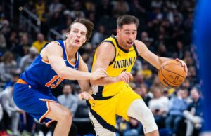 Tyler Kolek continua defendendo mais minutos dos Knicks enquanto aceita o desafio de Mike Brown O guarda do Indiana Pacers, TJ McConnell, dribla a bola enquanto o guarda do New York Knicks, Tyler Kolek, defende.
