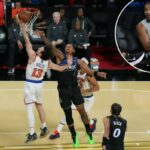 O armador do New York Knicks, Tyler Kolek (13), chuta sobre o atacante do Orlando Magic, Paolo Banchero (5).