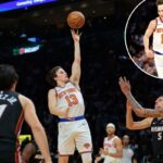 O guarda do New York Knicks, Tyler Kolek, dirige pela quadra, driblando uma bola de basquete.