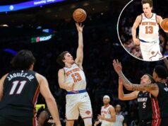 Tyler Kolek ‘lutando pela minha vida’ com os Knicks – e sua energia ‘pateta’ é o que eles precisam O guarda do New York Knicks, Tyler Kolek, dirige pela quadra, driblando uma bola de basquete.