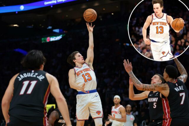 O guarda do New York Knicks, Tyler Kolek, dirige pela quadra, driblando uma bola de basquete.