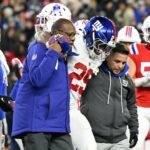 O running back do New York Giants, Tyrone Tracy Jr. (29), é ajudado fora do campo.