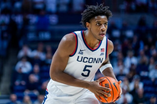 UConn Huskies recebem atualização sobre lesões importantes de Taris Reed UConn Huskies center Taris Reed Jr against Columbia