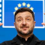 O chanceler da Alemanha, Friedrich Merz, à esquerda, e a presidente da Comissão Europeia, Ursula von der Leyen, na cimeira da UE em Bruxelas, na quinta-feira.