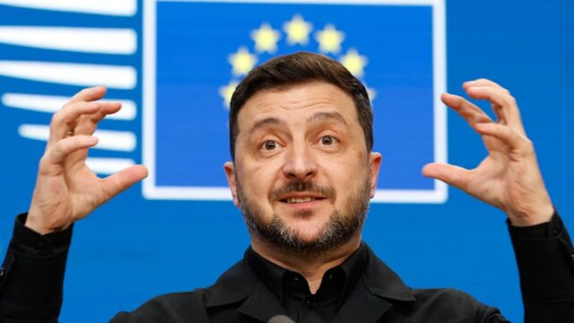 O chanceler da Alemanha, Friedrich Merz, à esquerda, e a presidente da Comissão Europeia, Ursula von der Leyen, na cimeira da UE em Bruxelas, na quinta-feira.