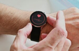 UE leva crédito pelos recursos do iOS 26.3 e diz que incentiva a inovação UE leva crédito pelos recursos do iOS 26.3 e diz que incentiva a inovação | A foto mostra um smartwatch de terceiros