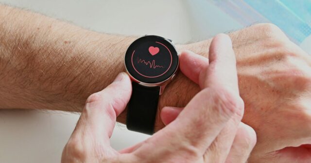 UE leva crédito pelos recursos do iOS 26.3 e diz que incentiva a inovação | A foto mostra um smartwatch de terceiros