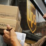 Pacotes deslizam por uma rampa após serem escaneados nas instalações de inspeção de correio internacional da Alfândega e Proteção de Fronteiras dos EUA, no Aeroporto Internacional O'Hare de Chicago, nos EUA